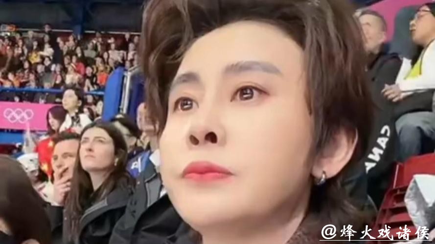 中国短道混接无缘奖牌，王濛现场观赛快哭了，语带哽咽眼眶含泪